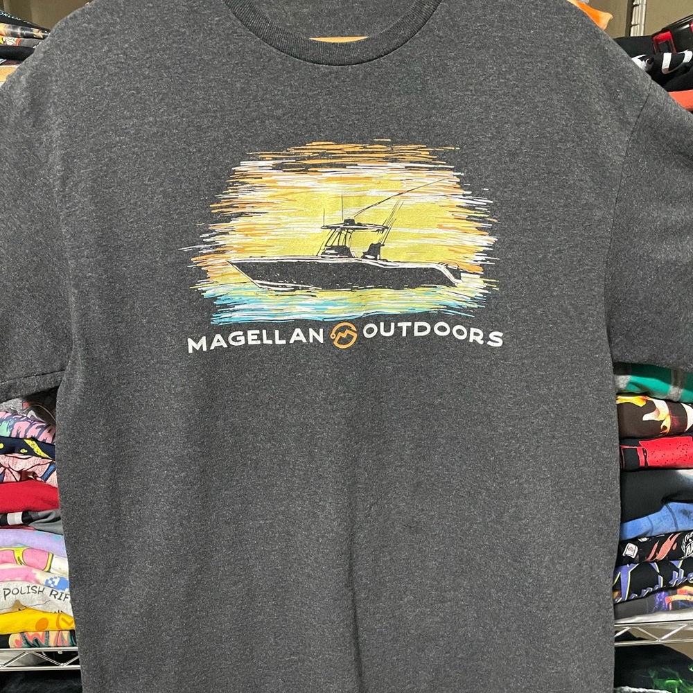 Magellan Outdoors Gray Graphic T-Shirt